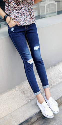 Mix đồ đơn giản mà chất lừ với quần jean rách